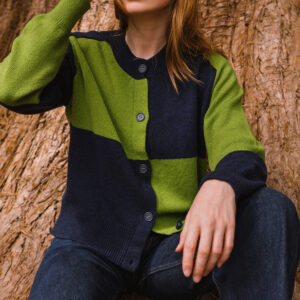 COTSWOLD KNIT - Check Cardian - Moss - sitting on a tree
