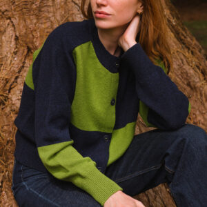 COTSWOLD KNIT - Check Cardian - Moss - sitting on a tree thinking