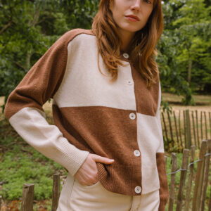 COTSWOLD KNIT - Check Cardian - Skewbald - with hand in her pocket