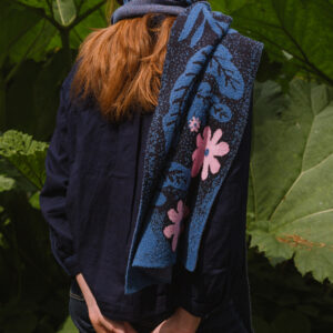 COTSWOLD KNIT - Oxhill Scarf - Oxford Blue - from behind big leaves