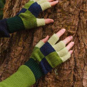 COTSWOLD KNIT - Wychwood F-less Glove - Moss - hands on a big tree trunk