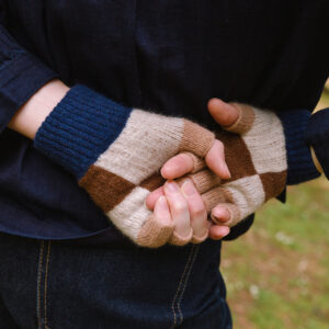 COTSWOLD KNIT - Wychwood F-less Glove - Skewbald - hands from behind