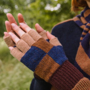 COTSWOLD KNIT - Wychwood F-less Glove - Suede - Clapping with hands together