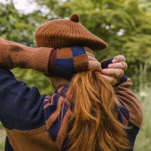 COTSWOLD KNIT - Wychwood F-less Glove - Suede - with beret and necker from behand